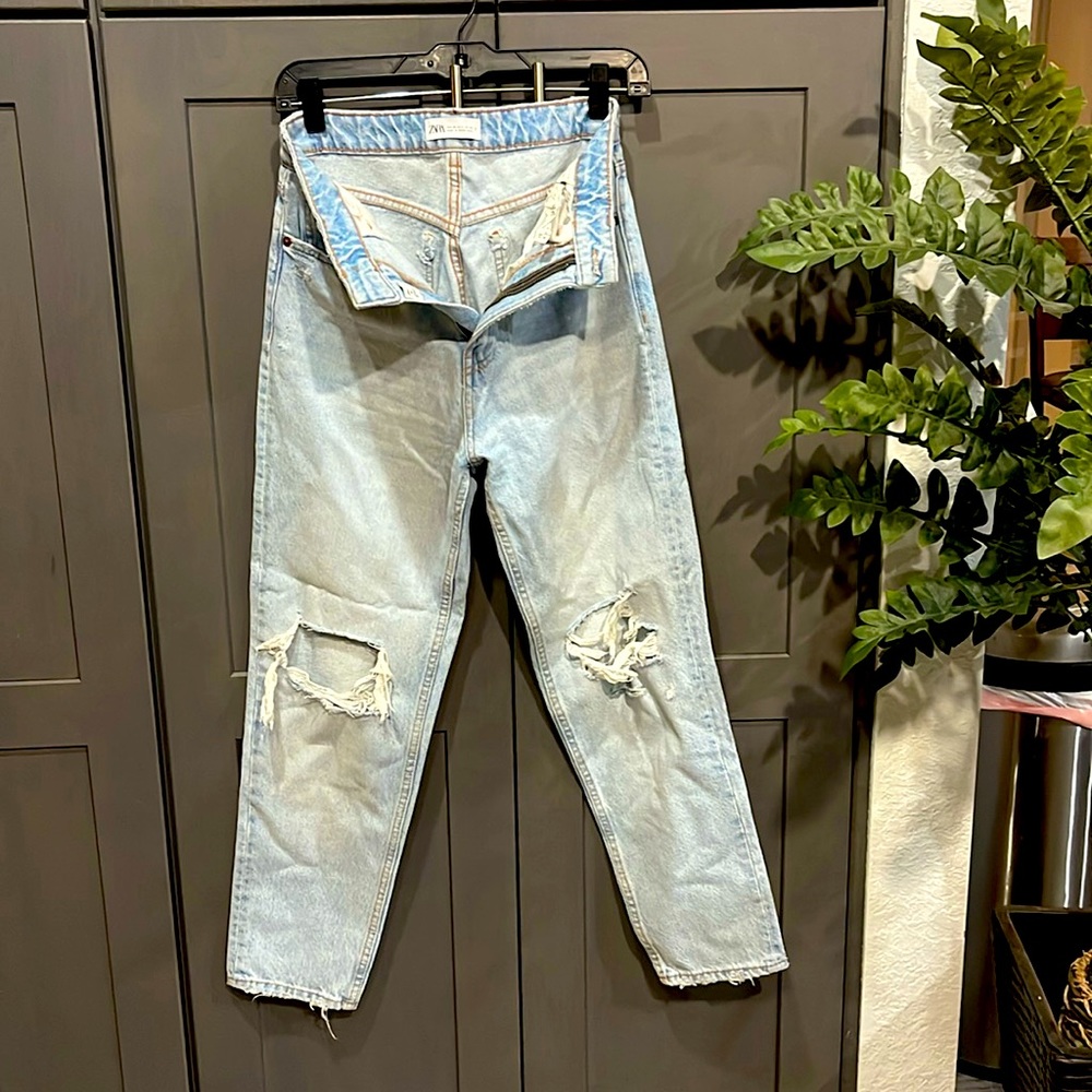Zara High Waisted light denim jeans 💕